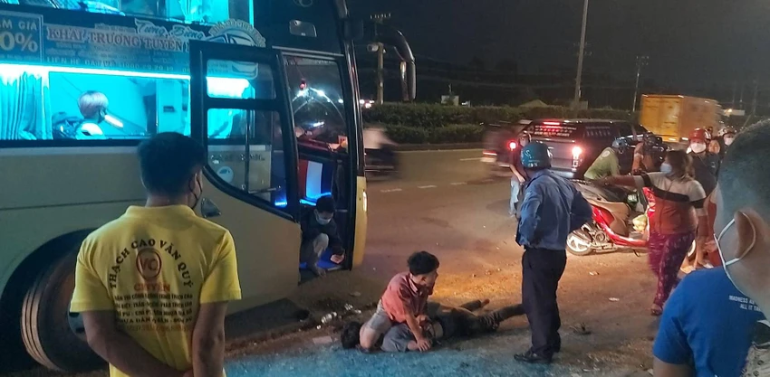 Nhân viên nhà xe cùng phối hợp khống chế hai nam thanh niên. Ảnh: TRỌNG HÙNG Nhân viên nhà xe cùng phối hợp khống chế hai nam thanh niên. Ảnh: TRỌNG HÙNG