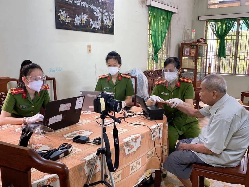 Hiện Công an quận Gò Vấp vẫn đang đẩy nhanh tiến độ làm CCCD cho người dân trên địa bàn. Ảnh: CAGV Hiện Công an quận Gò Vấp vẫn đang đẩy nhanh tiến độ làm CCCD cho người dân trên địa bàn. Ảnh: CAGV