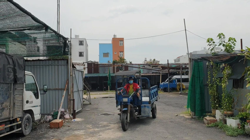 Theo một người làm tại bãi xe, đã có bảy chiếc ba gác bị lấy đi trong đêm. Ảnh: NT Theo một người làm tại bãi xe, đã có bảy chiếc ba gác bị lấy đi trong đêm. Ảnh: NT