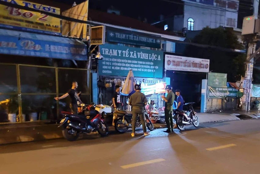Công an sau đó có mặt lấy lời khai, điều tra, làm rõ. Ảnh: HT