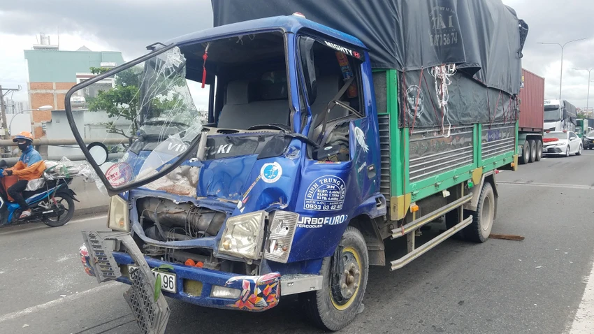 Va chạm khiến chiếc xe tải hư hỏng nặng, tài xế mắc kẹt. Ảnh: HT Va chạm khiến chiếc xe tải hư hỏng nặng, tài xế mắc kẹt. Ảnh: HT