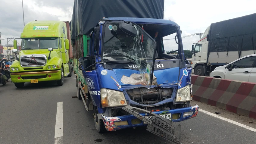 Tông xe liên hoàn khi các phương tiện đang lên dốc cầu An Sương. Ảnh: HT Tông xe liên hoàn khi các phương tiện đang lên dốc cầu An Sương. Ảnh: HT