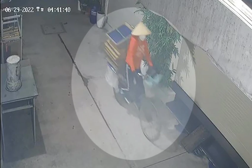 Người phụ nữ rời đi sau khi lấy các khung in. Ảnh chụp từ clip Người phụ nữ rời đi sau khi lấy các khung in. Ảnh chụp từ clip
