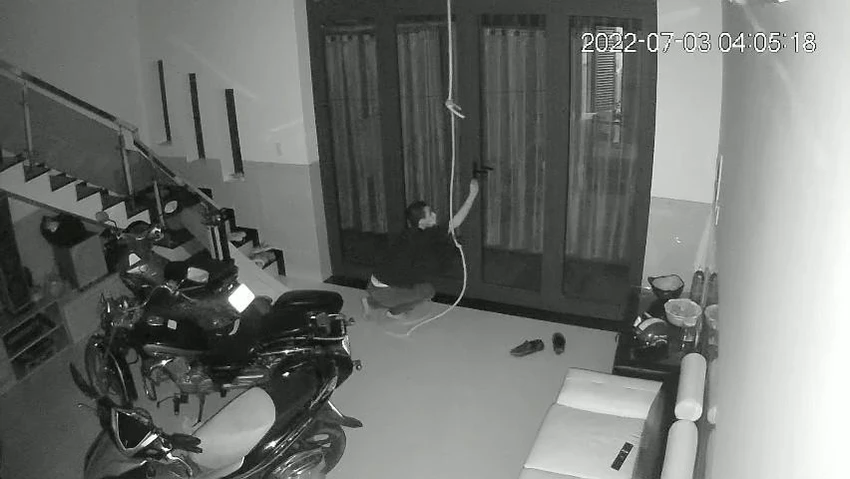 Trộm sau khi lục tìm tài sản thì mở cửa chính để tẩu thoát. Ảnh chụp từ clip Trộm sau khi lục tìm tài sản thì mở cửa chính để tẩu thoát. Ảnh chụp từ clip