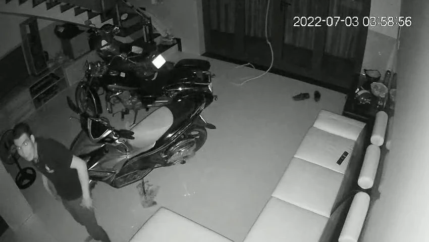 Trộm sau đó đi vào nhà lục tài sản. Ảnh chụp từ clip Trộm sau đó đi vào nhà lục tài sản. Ảnh chụp từ clip