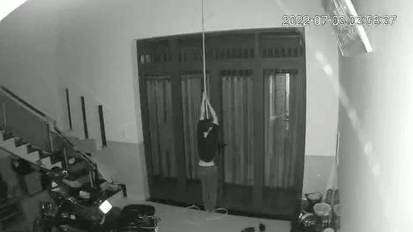 Nam thanh niên đu dây đột nhập vào nhà anh C để trộm tài sản. Ảnh chụp từ clip Nam thanh niên đu dây đột nhập vào nhà anh C để trộm tài sản. Ảnh chụp từ clip