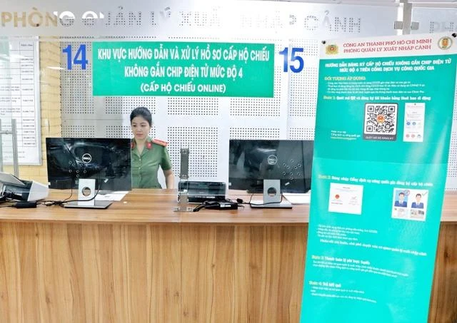 Từ ngày 1-7 đến nay, lượng người đến trụ sở Phòng PA08 để cấp đổi hộ chiếu tăng cao. Ảnh: CA Từ ngày 1-7 đến nay, lượng người đến trụ sở Phòng PA08 để cấp đổi hộ chiếu tăng cao. Ảnh: CA