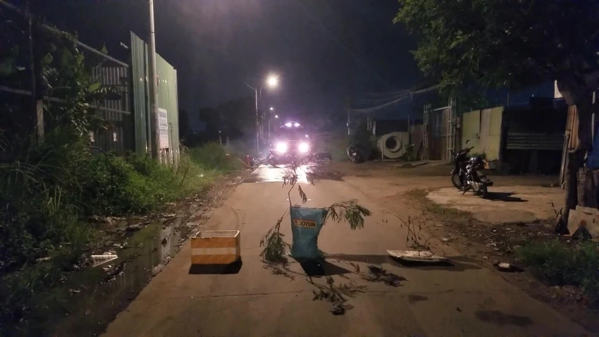 Lực lượng chức năng phong tỏa đoạn đường để phục vụ cứu hỏa. Ảnh: HT Lực lượng chức năng phong tỏa đoạn đường để phục vụ cứu hỏa. Ảnh: HT