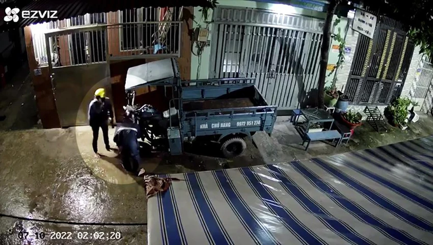 Nhóm thanh niên tiếp cận, bẻ khóa trộm xe ba gác. Ảnh chụp từ clip Nhóm thanh niên tiếp cận, bẻ khóa trộm xe ba gác. Ảnh chụp từ clip