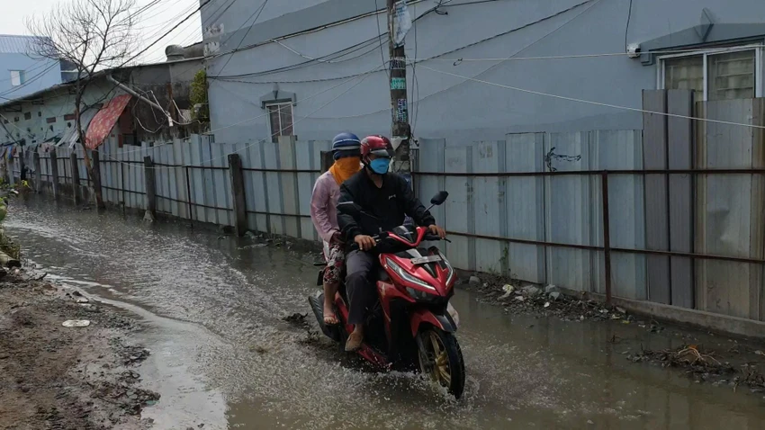 Nhiều người dân quay lại dọn đồ đạc rời đi vì không chịu được mùi khói. Ảnh: NT Nhiều người dân quay lại dọn đồ đạc rời đi vì không chịu được mùi khói. Ảnh: NT
