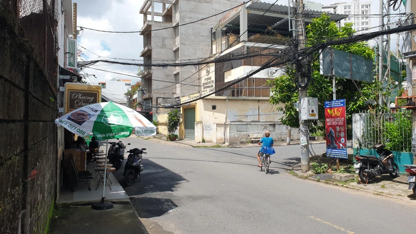 Khu vực bị cướp giật là ngã ba có nhiều camera an ninh của phường cũng như người dân lắp đặt. Ảnh: NT Khu vực bị cướp giật là ngã ba có nhiều camera an ninh của phường cũng như người dân lắp đặt. Ảnh: NT