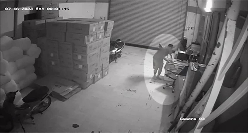 Nam thanh niên đi vào bên trong, lục tìm tài sản. Ảnh chụp từ clip Nam thanh niên đi vào bên trong, lục tìm tài sản. Ảnh chụp từ clip