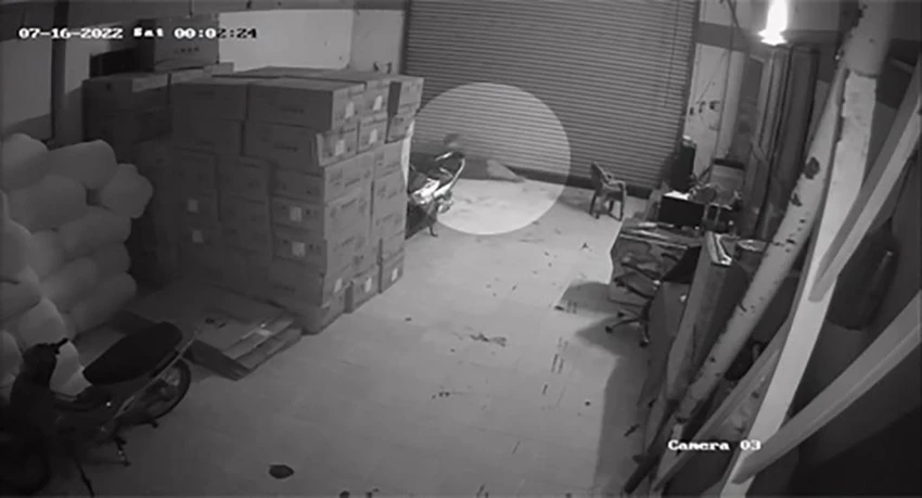 Người này đã chui qua khe hẹp của cửa thông gió để vào bên trong. Ảnh chụp từ clip Người này đã chui qua khe hẹp của cửa thông gió để vào bên trong. Ảnh chụp từ clip