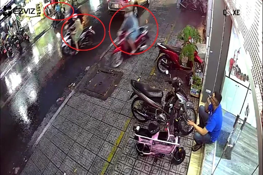 Nhóm trộm có hai thanh niên chạy xe, người ngồi sau chỉ dao vào quán trà sữa đe dọa. Ảnh chụp từ clip Nhóm trộm có hai thanh niên chạy xe, người ngồi sau chỉ dao vào quán trà sữa đe dọa. Ảnh chụp từ clip