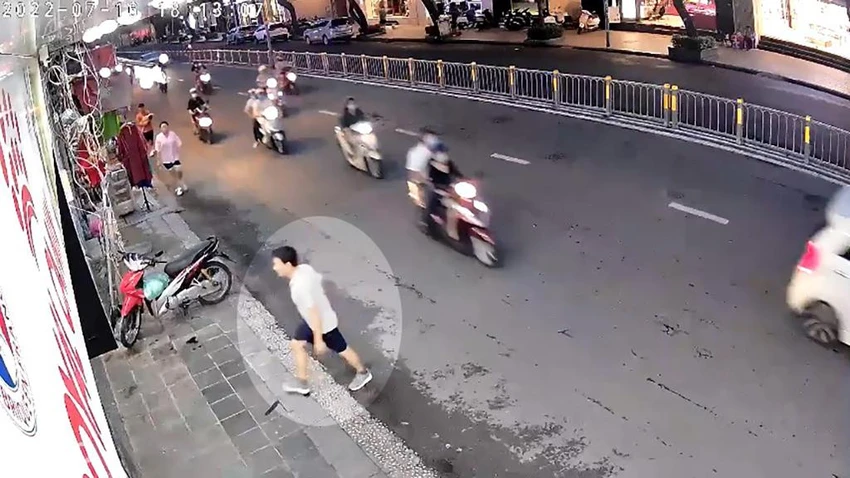 Người đàn ông đi cùng con gái vào tiệm điện thoại trên đường Phạm Hồng Thái, quận 1, TP.HCM. Ảnh chụp từ clip