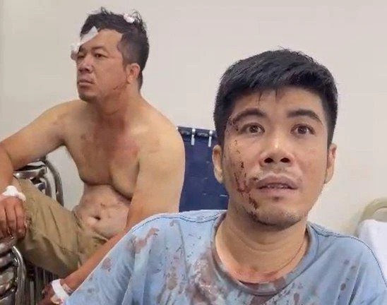 Phương (bìa trái) cùng nhiều người khác bị bắt để điều tra vụ án mạng. Ảnh: CA Phương (bìa trái) cùng nhiều người khác bị bắt để điều tra vụ án mạng. Ảnh: CA