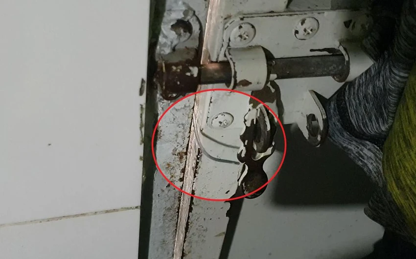 Theo anh H, trộm có thể đã dùng một thanh thép để khèo khóa cửa, đột nhập vào trong. Ảnh: NT Theo anh H, trộm có thể đã dùng một thanh thép để khèo khóa cửa, đột nhập vào trong. Ảnh: NT