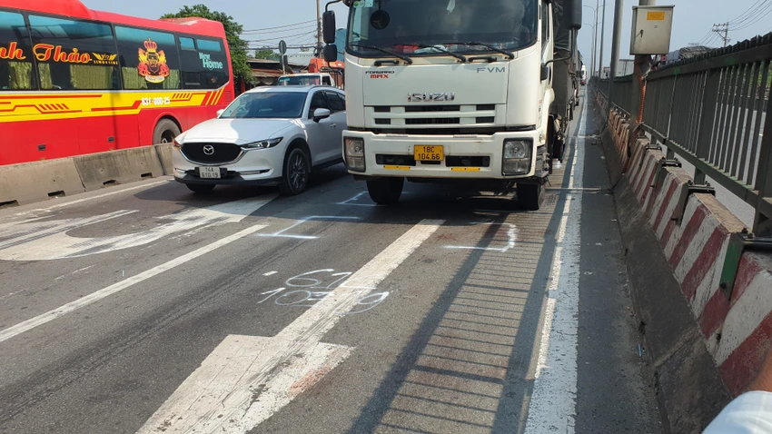 Khu vực xảy ra tai nạn khiến người đàn ông bị cán nát hai chân. Ảnh: NT Khu vực xảy ra tai nạn khiến người đàn ông bị cán nát hai chân. Ảnh: NT