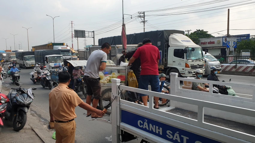 Đến cuối giờ chiều cùng ngày, hiện trường mới được lực lượng chức năng giải quyết xong. Ảnh: NT Đến cuối giờ chiều cùng ngày, hiện trường mới được lực lượng chức năng giải quyết xong. Ảnh: NT