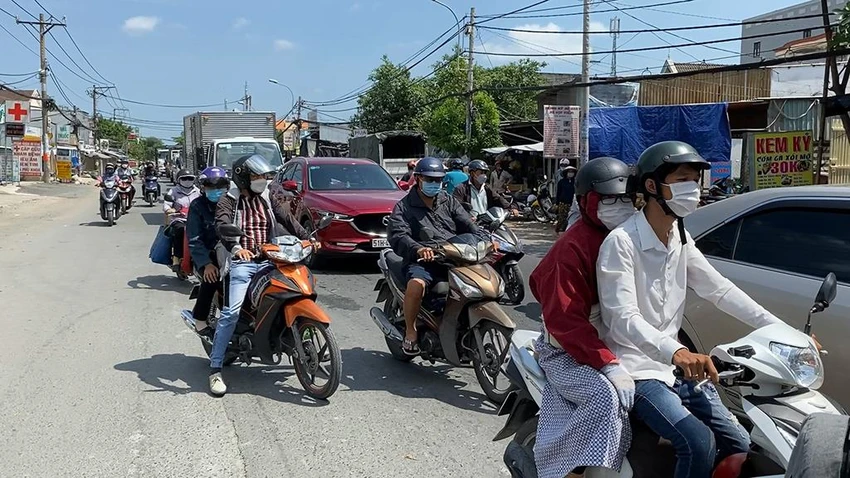Ảnh hưởng từ tai nạn khiến giao thông qua khu vực bị ùn ứ. Ảnh: HT Ảnh hưởng từ tai nạn khiến giao thông qua khu vực bị ùn ứ. Ảnh: HT