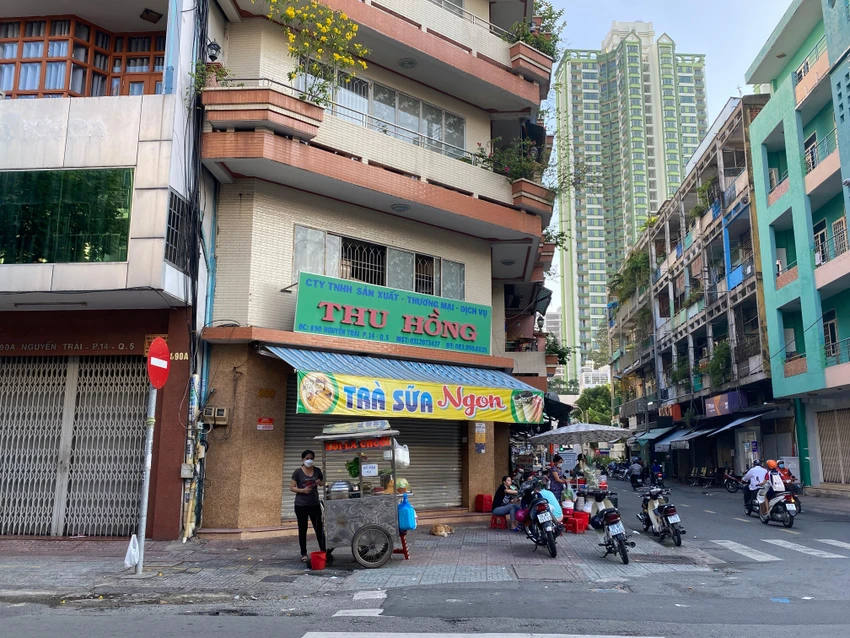 Khu vực người đàn ông rơi lầu. Ảnh: HT Khu vực người đàn ông rơi lầu. Ảnh: HT