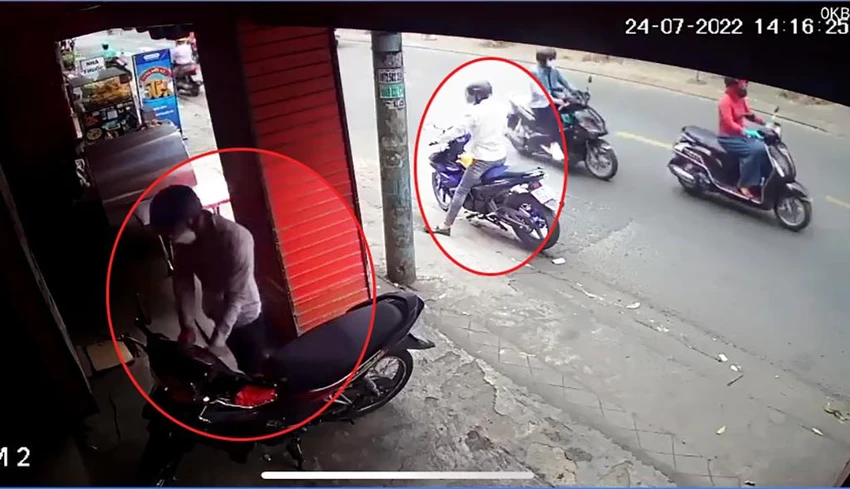 Một người bẻ khóa chiếc xe trong vòng vài giây. Ảnh chụp từ clip Một người bẻ khóa chiếc xe trong vòng vài giây. Ảnh chụp từ clip