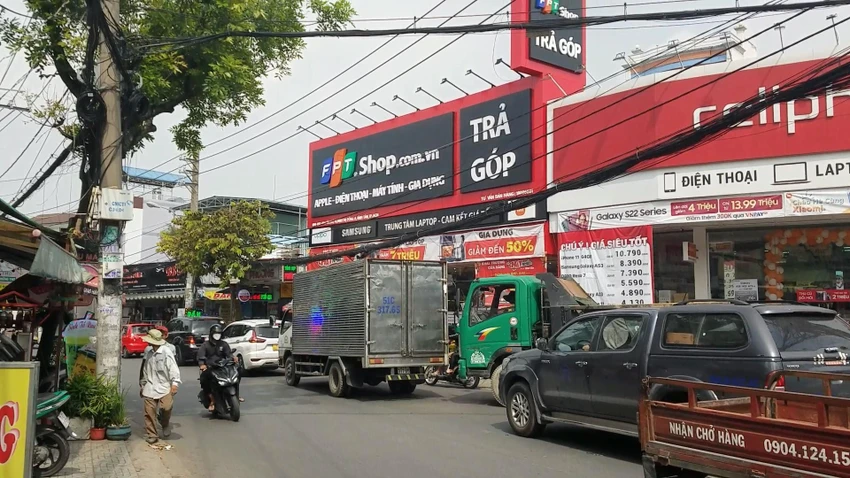 Khu vực người đàn ông để xe máy trước khi vào bên trong cửa hàng để cướp. Ảnh: HT Khu vực người đàn ông để xe máy trước khi vào bên trong cửa hàng để cướp. Ảnh: HT