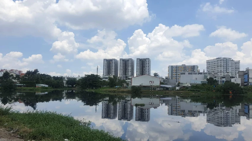 Khu vực người dân phát hiện thi thể nam thanh niên trên kênh Vàm Thuật đoạn qua địa bàn phường Thạnh Lộc, quận 12. Ảnh: HT Khu vực người dân phát hiện thi thể nam thanh niên trên kênh Vàm Thuật đoạn qua địa bàn phường Thạnh Lộc, quận 12. Ảnh: HT
