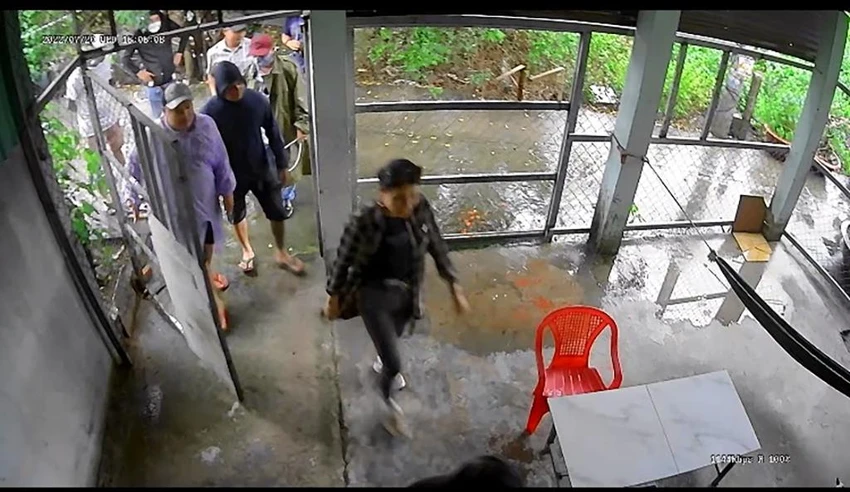Nhóm người xông vào căn nhà, yêu cầu gia đình chị K ra ngoài. Ảnh chụp từ clip Nhóm người xông vào căn nhà, yêu cầu gia đình chị K ra ngoài. Ảnh chụp từ clip