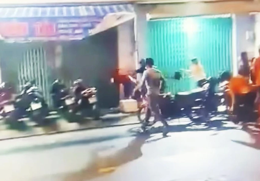 Hai nhóm xông vào nhau đánh đấm... gây náo loạn đường phố. Ảnh chụp từ clip