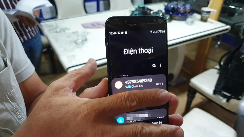 Mới sáng nay, ông Đ lại tiếp tục nhận một cuộc gọi thông báo sẽ bị khóa thuê bao. Ảnh: NT Mới sáng nay, ông Đ lại tiếp tục nhận một cuộc gọi thông báo sẽ bị khóa thuê bao. Ảnh: NT