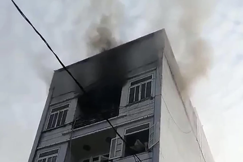 Khói lửa bùng lên từ tầng bốn căn nhà trên địa bàn xã Bà Điểm. Ảnh: HT Khói lửa bùng lên từ tầng bốn căn nhà trên địa bàn xã Bà Điểm. Ảnh: HT