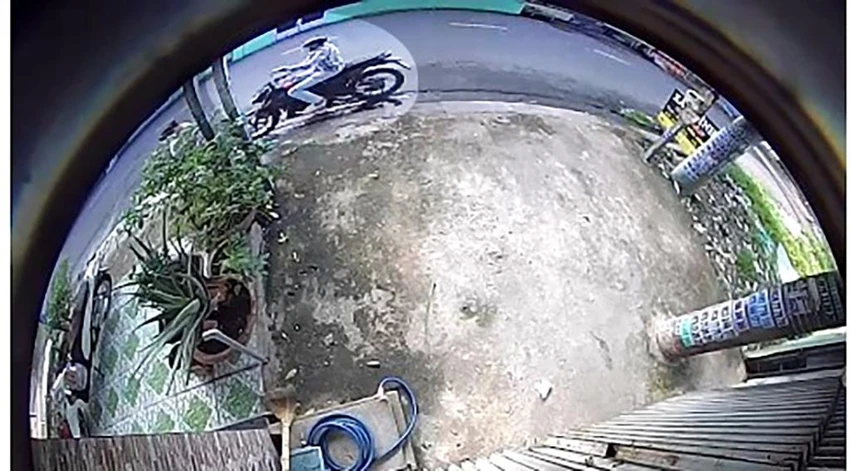 Nam thanh niên chạy xe máy nhiều vòng trước khi ra tay giật dây chuyền. Ảnh chụp từ clip Nam thanh niên chạy xe máy nhiều vòng trước khi ra tay giật dây chuyền. Ảnh chụp từ clip