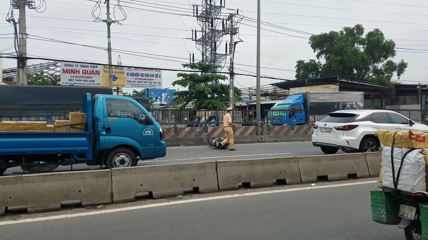 Lực lượng chức năng sau đó có mặt xử lý hiện trường. Ảnh: HT Lực lượng chức năng sau đó có mặt xử lý hiện trường. Ảnh: HT