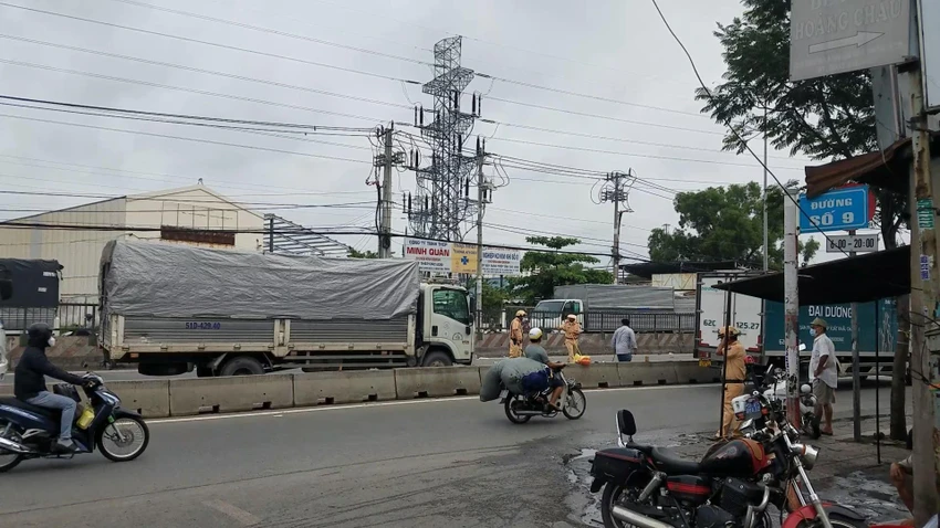Ghi nhận khu vực không có khoảng hở giữa dải phân cách cũng như vạch sơn dành cho người đi bộ. Ảnh: HT Ghi nhận khu vực không có khoảng hở giữa dải phân cách cũng như vạch sơn dành cho người đi bộ. Ảnh: HT
