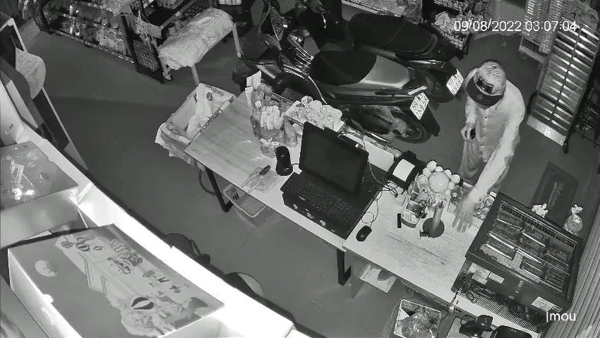 Người này thản nhiên đi lại, lục tìm tài sản. Ảnh chụp từ clip Người này thản nhiên đi lại, lục tìm tài sản. Ảnh chụp từ clip