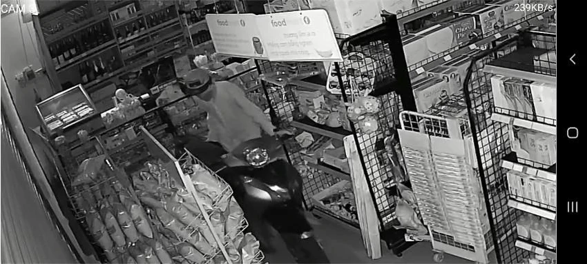 Sau khi lựa chọn, người này lấy đi chiếc xe SH để trong cửa hàng. Ảnh chụp từ clip Sau khi lựa chọn, người này lấy đi chiếc xe SH để trong cửa hàng. Ảnh chụp từ clip