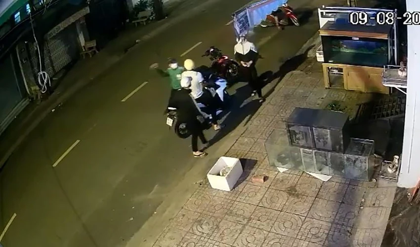Nhóm này thay nhau đánh đập, xịt hơi cay nạn nhân. Ảnh chụp từ clip Nhóm này thay nhau đánh đập, xịt hơi cay nạn nhân. Ảnh chụp từ clip