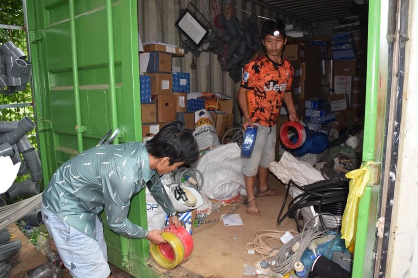 Nhóm này đã đe dọa hai nhân viên bảo vệ để lấy tài sản. Ảnh: CA Nhóm này đã đe dọa hai nhân viên bảo vệ để lấy tài sản. Ảnh: CA