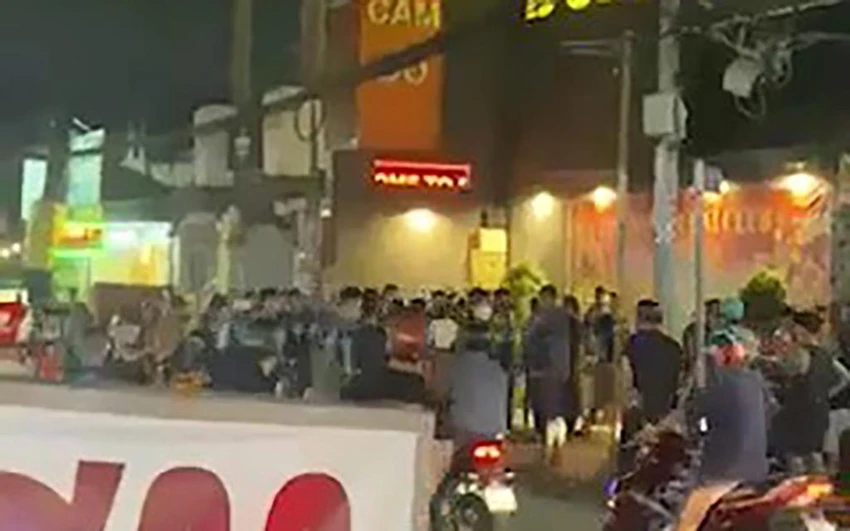 Vụ việc khiến khu vực náo loạn. Ảnh chụp từ clip Vụ việc khiến khu vực náo loạn. Ảnh chụp từ clip
