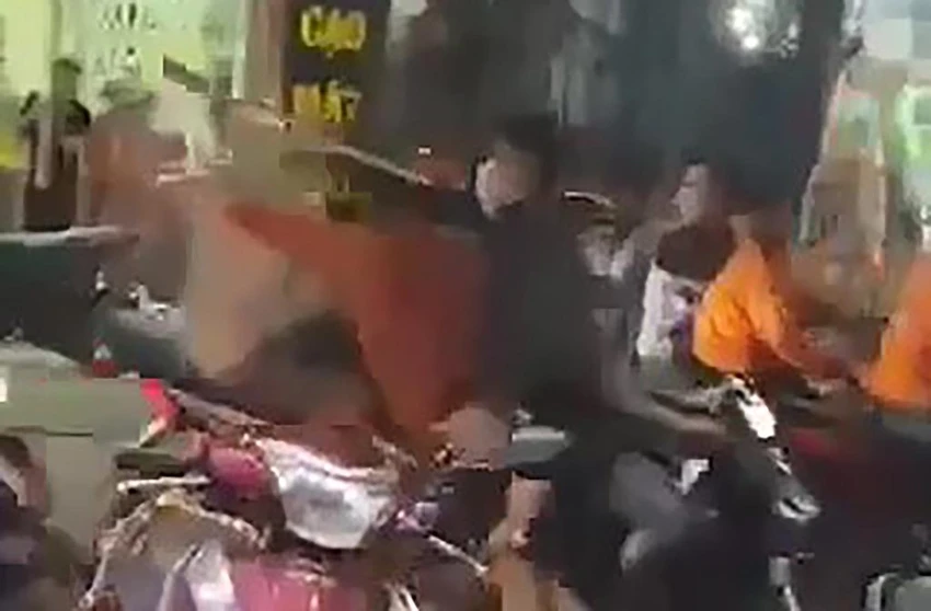 Nhóm thanh niên cầm mã tấu chạy trên đường Nguyễn Văn Khối khiến người dân hoảng loạn. Ảnh chụp từ clip Nhóm thanh niên cầm mã tấu chạy trên đường Nguyễn Văn Khối khiến người dân hoảng loạn. Ảnh chụp từ clip