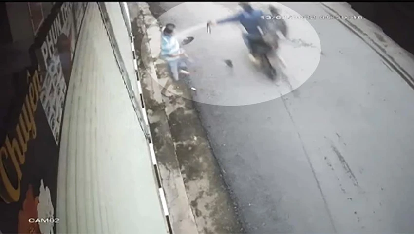 Thanh niên trộm chó xịt hơi cay vào mặt người đàn ông. Ảnh chụp từ clip Thanh niên trộm chó xịt hơi cay vào mặt người đàn ông. Ảnh chụp từ clip