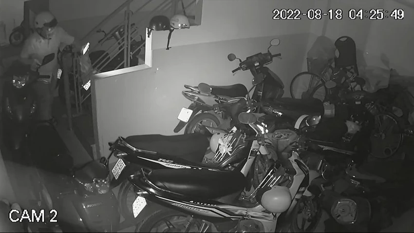Hai thanh niên lựa xe đắt tiền để lấy. Ảnh chụp từ clip Hai thanh niên lựa xe đắt tiền để lấy. Ảnh chụp từ clip
