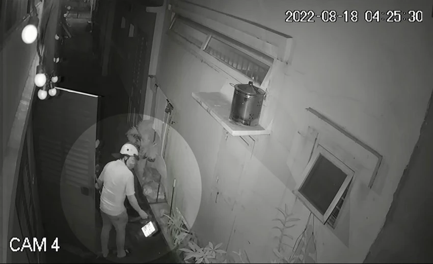 Nhóm này đẩy ra ngoài ba xe, nhưng chỉ lấy hai xe. Ảnh chụp từ clip Nhóm này đẩy ra ngoài ba xe, nhưng chỉ lấy hai xe. Ảnh chụp từ clip
