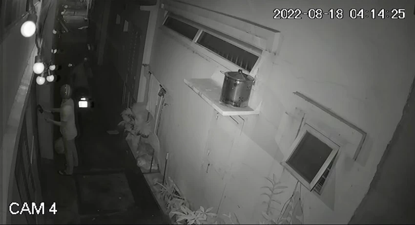 Trộm dùng kìm cắt khóa để đột nhập nhà trọ. Ảnh chụp từ clip Trộm dùng kìm cắt khóa để đột nhập nhà trọ. Ảnh chụp từ clip