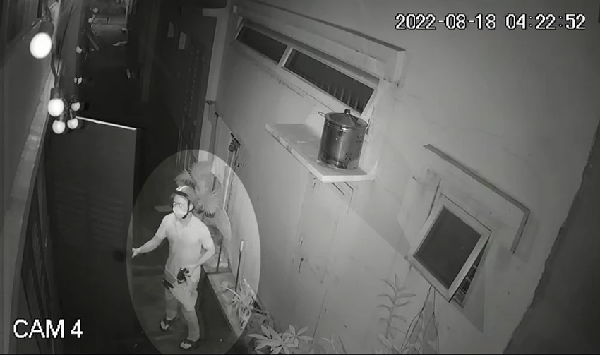 Một người trong số này còn mang theo bình xịt hơi cay để sẵn sàng tấn công người dân. Ảnh chụp từ clip Một người trong số này còn mang theo bình xịt hơi cay để sẵn sàng tấn công người dân. Ảnh chụp từ clip