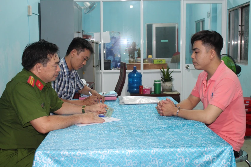 Công an lấy lời khai với Đạt để làm rõ. Ảnh: CA Công an lấy lời khai với Đạt để làm rõ. Ảnh: CA