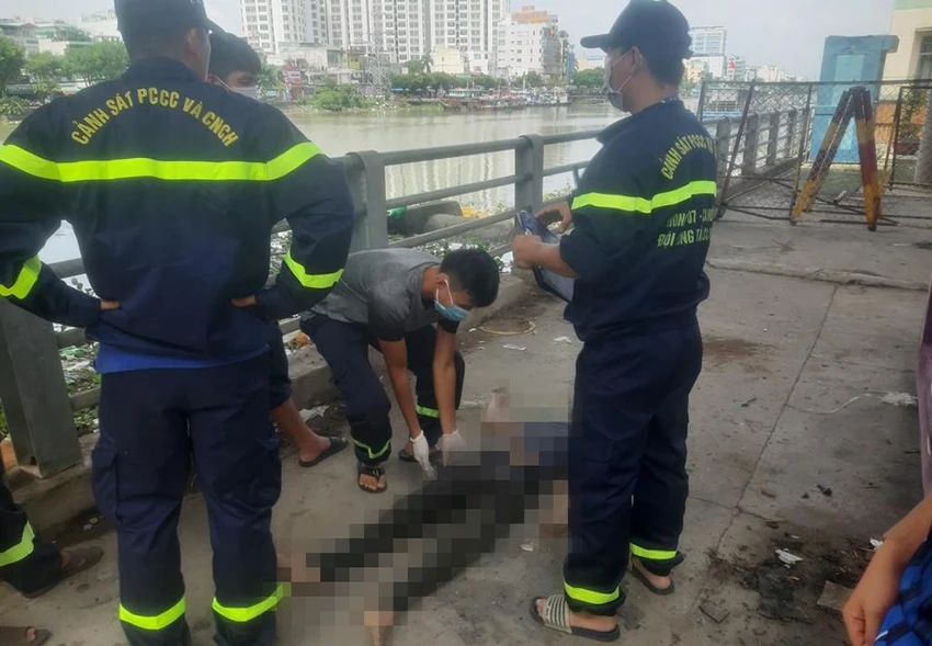 Thi thể nạn nhân sau đó được tìm thấy sau ít phút. Ảnh: CA Thi thể nạn nhân sau đó được tìm thấy sau ít phút. Ảnh: CA
