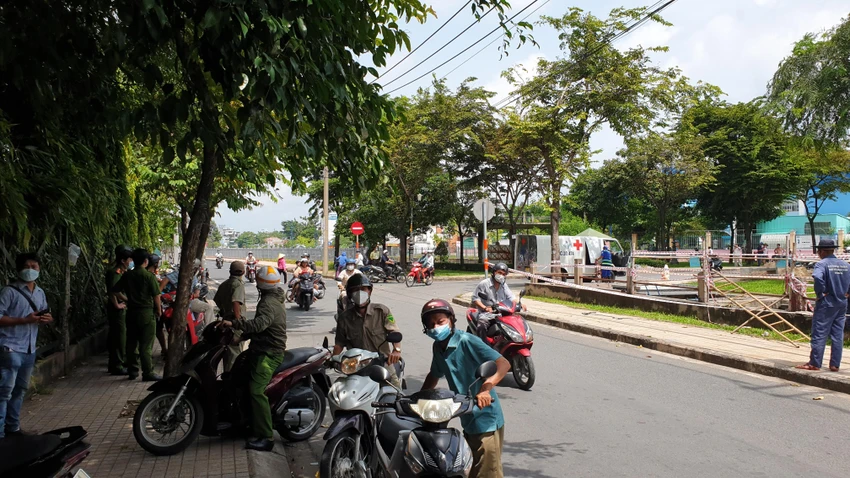 Thi thể người phụ nữ được phát hiện nằm trong cống hộp trên đường Kênh Nước Đen. Ảnh: HT