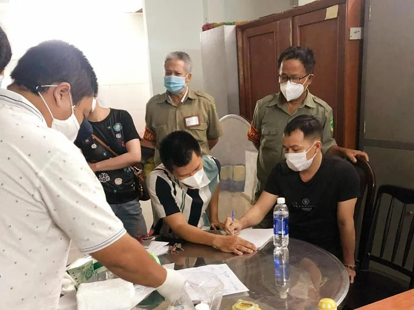 Người đàn ông (áo đen bên phải) trong vụ bắt gần 1kg ma túy. Ảnh: CA Người đàn ông (áo đen bên phải) trong vụ bắt gần 1kg ma túy. Ảnh: CA